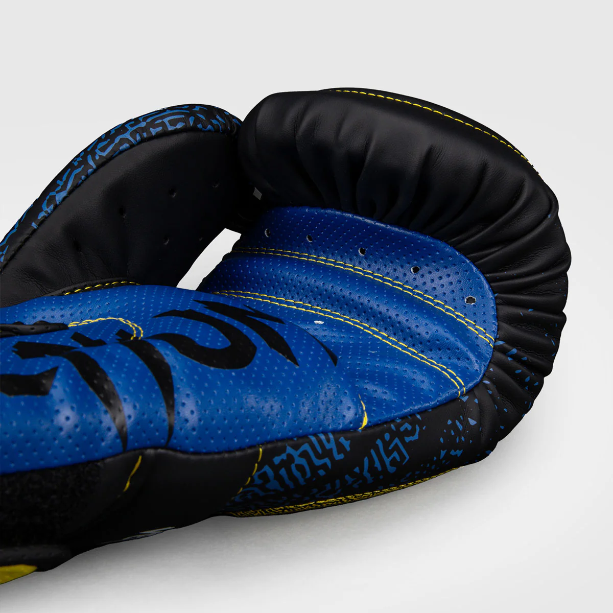 Boxing gloves Venum Tekken 8 King Black-yellow - Image 6